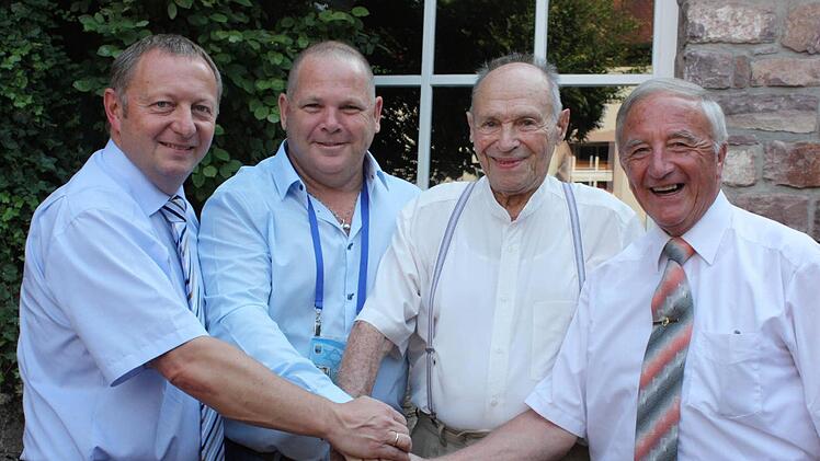 Eine der letzten Aufnahmen von Joske Ereli (2. von rechts) in Deutschland: Bei einem Besuch in Hammelburg wurde die Partnerschaft aufgefrischt. Mit auf dem Bild sind (von links) die Landräte Thomas Bold (Bad Kissingen) und Dov Litvinoff (Tamar) sowie der Bad Kissinger Altlandrat Herbert Neder. Foto: Edgar Bartl/Archiv