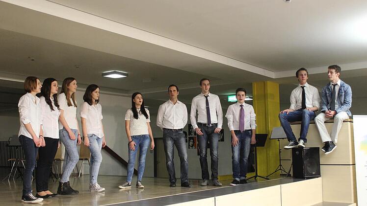 Das a-capella-Ensemble "Kreuzquer" mit der Leadsängerin Julia Postler (Fünfte von links ) unter der Leitung von Rudi Kreuzer Foto: fra-press