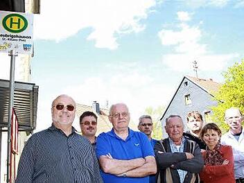 Das wollen sich die Anwohner des Dorfplatzes in Seubrigshausen nicht gefallen lassen: Für eine Erneuerung will sie die Stadt mit mehreren Tausend Euro zur Kasse beten. Unterstützung bekommen sie von Heinz Amling vom Eigenheimerverband.  Foto: Carmen Schmitt