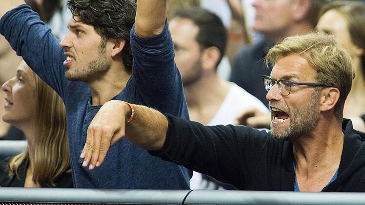 Der ehemalige Fußball-Bundesliga-Trainer Jürgen Klopp (rechts) ging beim Spiel emotional mit. Foto: Lukas Schulze/dpa
