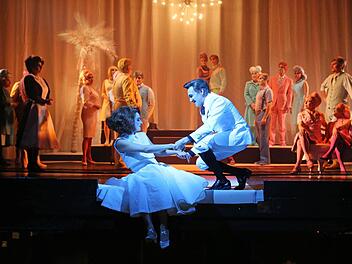 Szene aus "Ball im Savoy" am Landestheater Coburg mit Anna Gütter und Dirk MestmacherFoto: Henning Rosenbusch