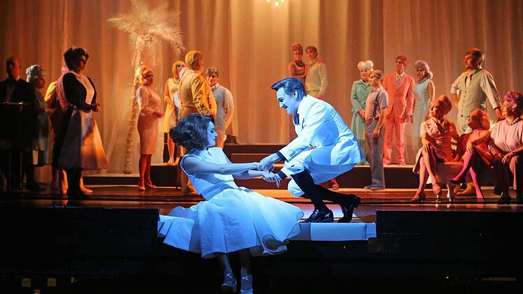 Szene aus "Ball im Savoy" am Landestheater Coburg mit Anna Gütter und Dirk MestmacherFoto: Henning Rosenbusch
