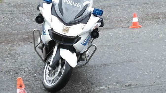 Motorradpolizist im Pylonen-Parcours auf dem Mönchshofgelände