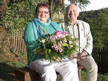 Hildegard und Otmar Pfister begingen ihr goldenes Ehejubiläum. Der Alt-Bürgermeister von Elfershausen feiert zudem am Donnerstag, 30. Juni, seinen 75. Geburtstag.  Foto: Winfried Ehling