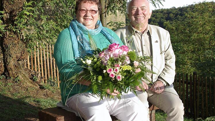 Hildegard und Otmar Pfister begingen ihr goldenes Ehejubiläum. Der Alt-Bürgermeister von Elfershausen feiert zudem am Donnerstag, 30. Juni, seinen 75. Geburtstag.  Foto: Winfried Ehling
