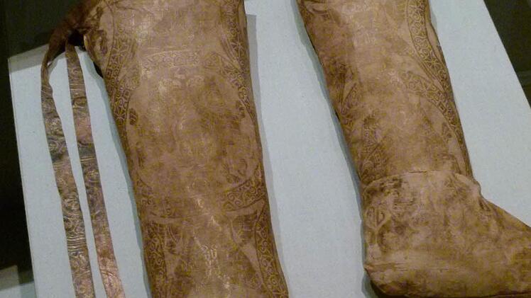 Die Pontifikalstrümpfe aus dem Ornat von Papst Clemens II. Foto: Marion Krüger-Hundrup