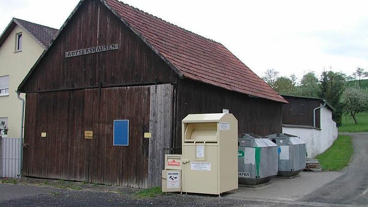Unverzichtbar für die Vereinsgemeinschaft ist die Gerätehalle am Ende der Unteren Dorfstraße. Hier finden viele Geräte Platz. Der in die Jahre gekommene Bau wird in den nächsten Monaten hergerichtet.  Foto: Stefan Geiger