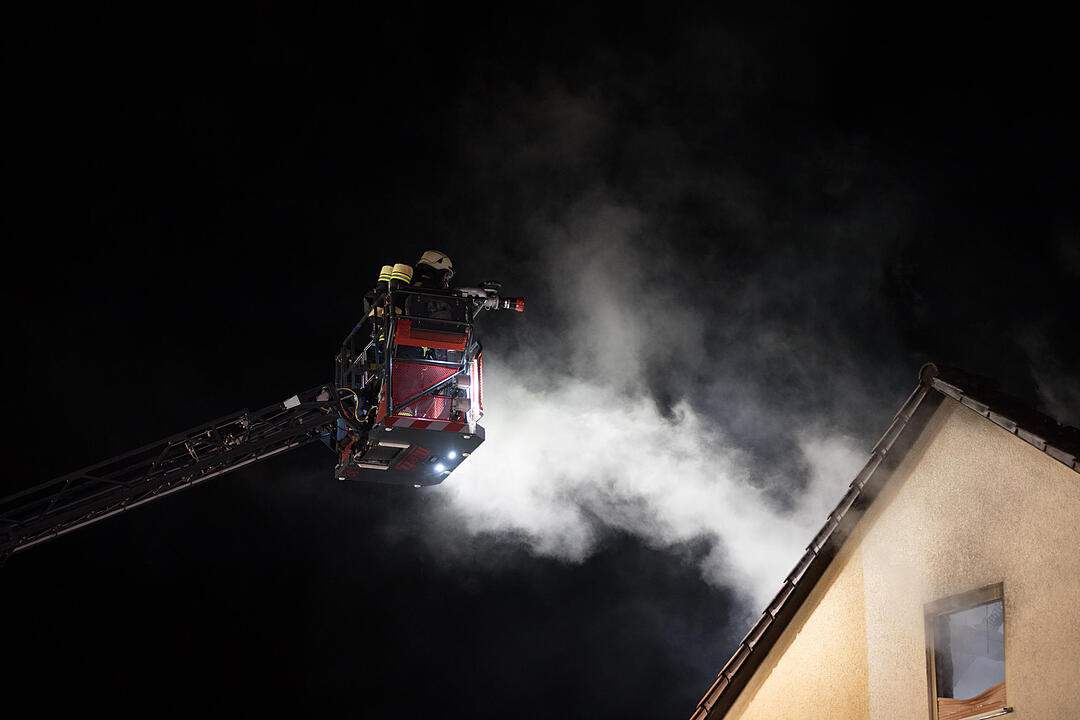 Blitzschlag setzt Dachstuhl in Brand