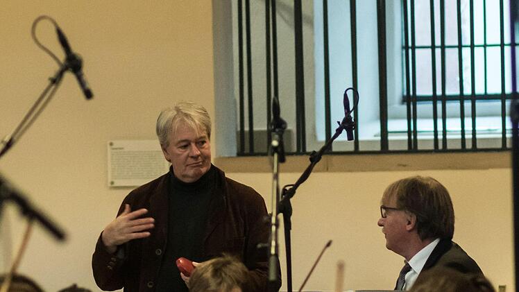 Komponist Marcus M. Reißenberger vor der Uraufführung in der Coburger Morizkirche im Gespräch mit Musikern des Orchesters.Foto: Jochen Berger