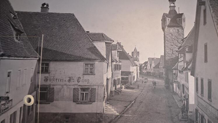 Ein historisches Bild aus der Hauptstraße schmückt die Wand.