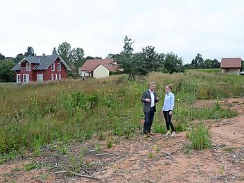 Bürgermeister Rainer Detsch und Kämmerin Eva Schießwohl zeigen das zu erschließende Baugebiet. Im Hintergrund die Bahnhofsiedlung, die vor einem Vollausbau steht  Foto: K.- H. Hofmann