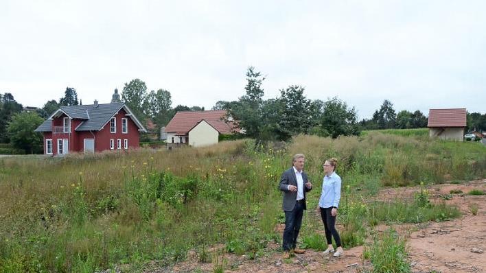 Bürgermeister Rainer Detsch und Kämmerin Eva Schießwohl zeigen das zu erschließende Baugebiet. Im Hintergrund die Bahnhofsiedlung, die vor einem Vollausbau steht  Foto: K.- H. Hofmann