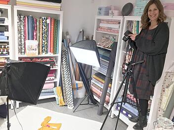 Selfmade-Woman"Brinarina" in ihrem Stoffladen. Aktuell entstehen die Fotos für ihr erstes Näh- und Schnittmusterbuch. Foto: Christiane Lehmann