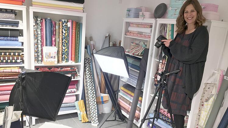 Selfmade-Woman"Brinarina" in ihrem Stoffladen. Aktuell entstehen die Fotos für ihr erstes Näh- und Schnittmusterbuch. Foto: Christiane Lehmann