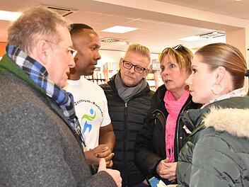 Abou Musagara sammelt Spenden fürden Aufbau eines Physiozentrums in Ruanda. Unser Bild zeigt ihn im Gespräch mit,von links, OB Henry Schramm (CSU), Drittem Bürgermeister Frank Wilzok (CSU), Dagmar Keis-Lechner (Die Grünen) und Ronia Heim. Foto: Uschi Prawitz
