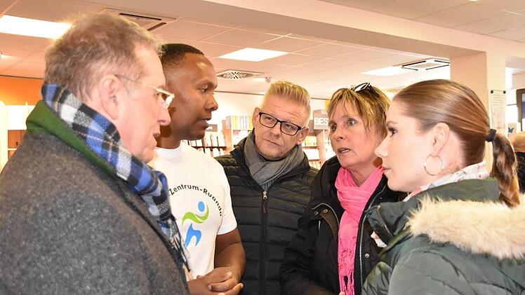 Abou Musagara sammelt Spenden fürden Aufbau eines Physiozentrums in Ruanda. Unser Bild zeigt ihn im Gespräch mit,von links, OB Henry Schramm (CSU), Drittem Bürgermeister Frank Wilzok (CSU), Dagmar Keis-Lechner (Die Grünen) und Ronia Heim. Foto: Uschi Prawitz