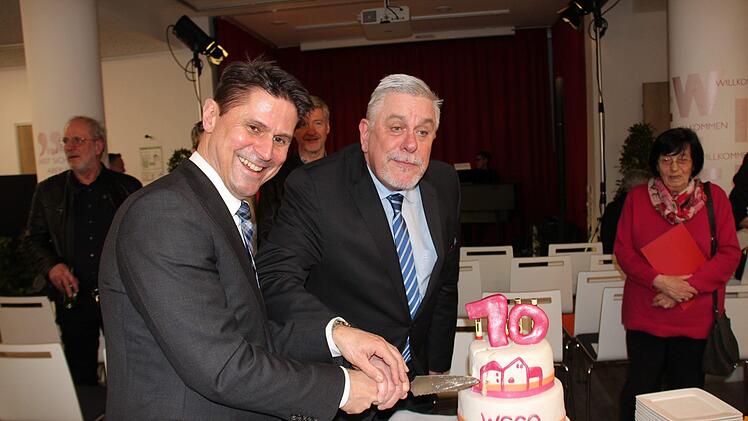 WSCO-Chef Christian Meyer (l.) und OB Norbert Tessmer schnitten die Geburtstagstorte an.Oliver Schmidt