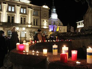 So mancher Teilnehmer der Mahnwache auf dem Kulmbacher Marktplatz wünschte sich, dass die Friedenskerzen bis nach Moskau strahlen mögen.