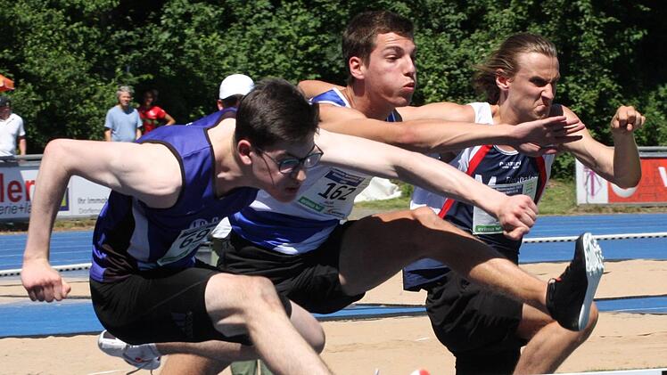 Moritz Fischer (Mitte) vom TSV Bad Kissingen gewann die 400 Meter Hürden der U18. Im Bild liefert er sich unter anderem ein Duell über die 110 Meter Hürden mit dem späteren Sieger Jonatan Toldy von der LG Sempt (links). Foto: Reinhold Nürnberger