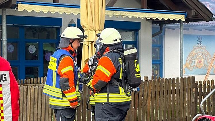 Feuerwehr Neustadt bei Coburg: Einsatzkr&auml;fte veranstalten spektakul&auml;re &Uuml;bung f&uuml;r Schaulustige