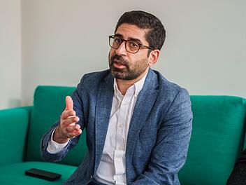 Mansoori auf dem Grünen Sofa