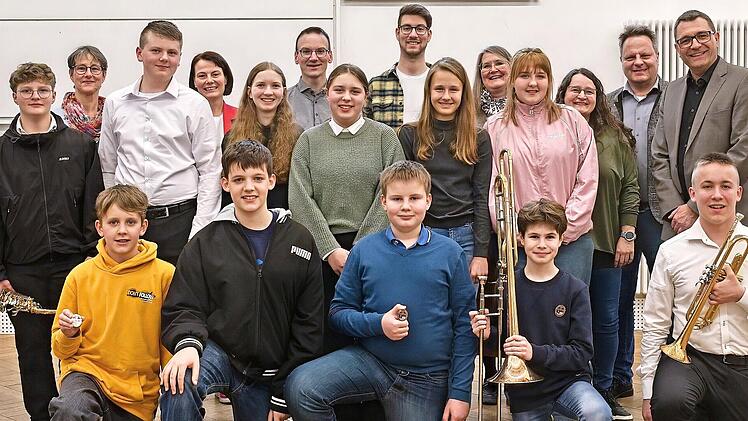Bei Wettbewerben und Leistungsprüfungen haben Talente der Städtischen Musikschule Kulmbach hervorragende Ergebnisse erzielt und halten nun stolz ihre Abzeichen in den Händen. Oberbürgermeister Ingo Lehmann (hintere Reihe, Zweiter v. r.), Musikschu...