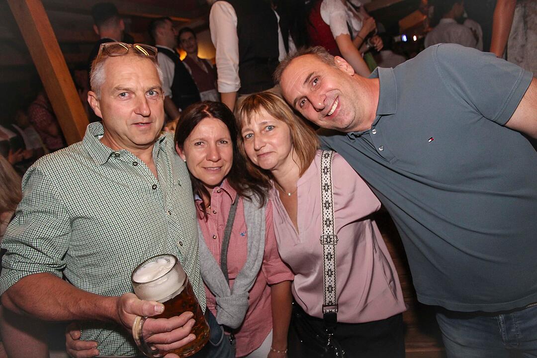 Tanzen, Feiern, Mitsingen &ndash; bayerische Partystimmung bis Mitternacht.