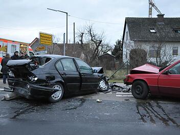 Bei Reinersdorf auf der Staatsstraße 2259 kam es zu einem Unfall, bei dem eine Frau schwer verletzt wurde. Der Mercedes der 86-Jährigen (links) und der BMW des 19-jährigen Fahrers haben nur noch Schrottwert.  Fotos: Roland Meister