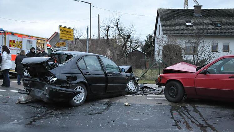 Bei Reinersdorf auf der Staatsstraße 2259 kam es zu einem Unfall, bei dem eine Frau schwer verletzt wurde. Der Mercedes der 86-Jährigen (links) und der BMW des 19-jährigen Fahrers haben nur noch Schrottwert.  Fotos: Roland Meister