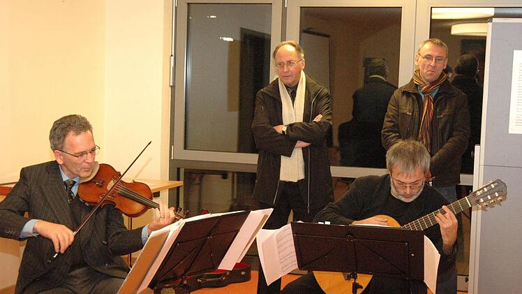 Die Musiker Heinrich Goschenhofer und Hermann Gräfe aus Hofheim (Geige und Gitarre) umrahmten die eindrucksvolle Gedenkfeier in Burgpreppach mit jiddischen Liedern. Foto: Gerhard Schmidt