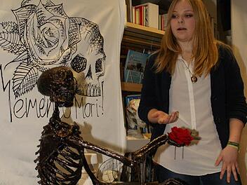 "Memento Mori" nennt Marlena Koch ihr Werk aus Draht und Pappmachee, das Werden und Vergehen symbolisiert. Foto: Sabine Weinbeer