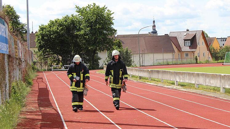 Diese beiden Feuerwehrleute konnten mit ihrem Gasmessgerät auf dem Sportgelände nichts feststellen. Foto: Andreas Dorsch