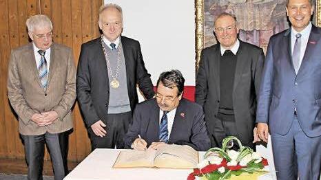 Eintrag ins Goldene Buch: Rolf Lichtner, Bürgermeister Helmut Blank, Christian Streidt, Bernhard Haßlberger und Karl Sebastian Schulte.Foto: Dieter Britz