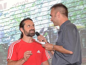 Ein lockerer Typ: Extrem-Bergsteiger Alexander Huber (links) im Gespräch mit Thomas Schmitt von "pro-log". Foto: Jürgen Schmitt