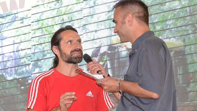 Ein lockerer Typ: Extrem-Bergsteiger Alexander Huber (links) im Gespräch mit Thomas Schmitt von "pro-log". Foto: Jürgen Schmitt