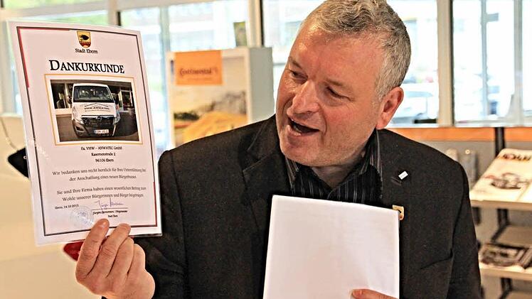 Bürgermeister Jürgen Hennemannn stellte den unterstützenden Firmen Dankurkunden aus.  Foto: Helmut Will