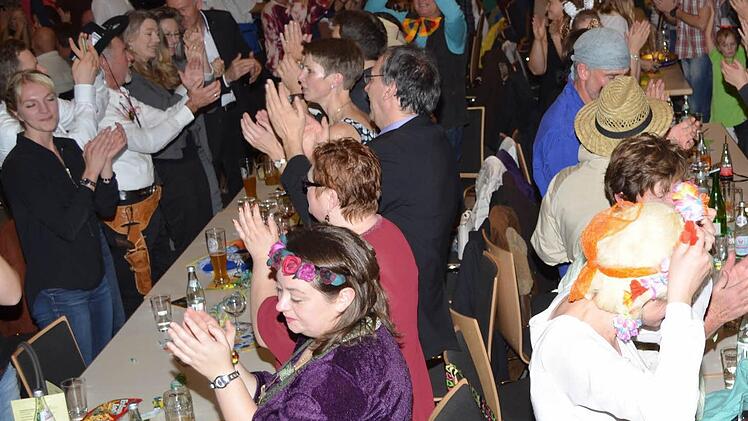Rappelvoll und die Stimmung kochte üvber: In Bad Rodach wurde der Fasching im Landkreis Coburg eingeläutet. Die feschen Gardemädchen begeisterten genauso wie die musikalischen Acts. Fotos: Gabi Bertram