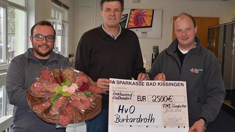 Bruno Kriener (Mitte), Inhaber der Firma FMS Computer, spendete 2500 Euro für die Arbeit der HvO-Gruppe Burkardroth. Ariel Karwacki (links) und Manuel Vorndran bedankten sich mit einem Wurststrauß. Foto: Kathrin Kupka-Hahn