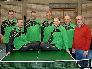 Souveräner Meister der 2. Kreisliga Kronach wurde der TTC Wallenfels. Unser Bild zeigt die erfolgreiche Mannschaft mit (von links) Markus Zeuß, Patrick Ströhla, Heiko Köstner, Frank Barthel, Philipp Müller und Jörg Weiß sowie Vorsitzenden Horst Hofmann.  Fotos: Hans Franz
