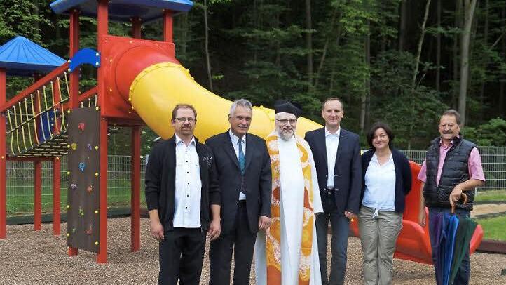 Bei der Einweihung waren sich (von links) der Ortssprecher Uwe Pappenheimer, Werner Lang von der Dorfgemeinschaft, Pfarrer Friedrich Schmitt, Bürgermeister Michael Ziegler, die Lembacher Ortssprecherin Jutta Aumüller und der Stadtrat Manfred Engel einig, dass der Spielplatz in Roßstadt sehr gelungen sei.