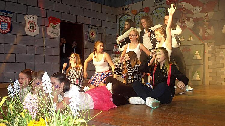 "Hurra, die Schule brennt" - die Showtanzgruppe "Schule" Foto: Susanne Deuerling