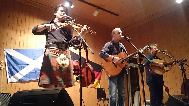 Die Folk- Band "Other Roads" spielte sich abermals bei ihrem Auftritt im Gasthaus "Alte Zeche" in Stockheim in die Herzen der Frankenwälder. K.- H. Hofmann