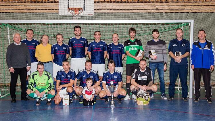 Die Ortsmeisterschaft beim Altliga-Turnier sicherten sich die Spieler des  FC Michelau. MIt im Bild B&uuml;rgermeister Helmut Fischer, der Torsch&uuml;tzenk&ouml;nig und die Spielf&uuml;hrern der &uuml;brigen Teams.  Foto: Klaus Gagel