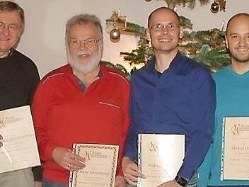Für ihre langjährige Treue zum RVC Steinwiesen wurden (von links) Wieland Beierkuhnlein, Walter Schmittdorsch, Andreas Klinger und Markus Michel ausgezeichnet (linkes Bild). im rechten Bild der neue Erste Vorsitzende Michael Schmittdorsch (links) und Zweiter Vorsitzender Andreas Klinger (rechts) mit dem langjährigen Vorsitzenden Roland Kuhnlein, der für seine Verdienste zum Ehrenmitglied ernannt wurde.  Fotos: Hans Franz