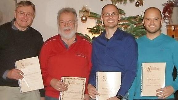 Für ihre langjährige Treue zum RVC Steinwiesen wurden (von links) Wieland Beierkuhnlein, Walter Schmittdorsch, Andreas Klinger und Markus Michel ausgezeichnet (linkes Bild). im rechten Bild der neue Erste Vorsitzende Michael Schmittdorsch (links) und Zweiter Vorsitzender Andreas Klinger (rechts) mit dem langjährigen Vorsitzenden Roland Kuhnlein, der für seine Verdienste zum Ehrenmitglied ernannt wurde.  Fotos: Hans Franz