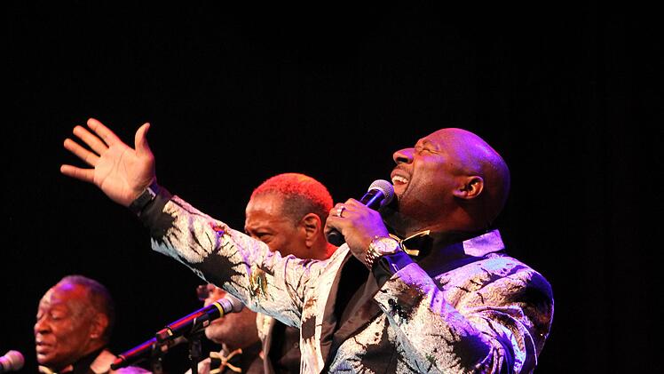 "The Temptations" kamen für ein Konzert nach Niederlauer - mit Glitzerjackets, Fliege und ihrem funky groovigen Sound.  Foto: Cord Coslor