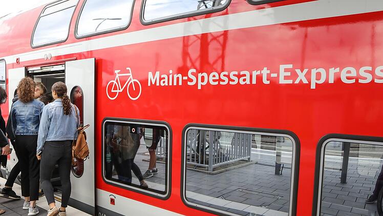 Im (Ver-)Zug: Nur eine Bahnverbindung ist noch unpünktlicher als der Main-Spessart-Express, wie aus der aktuellen Pünktlichkeitsstatistik der Bayerischen Eisenbahngesellschaft hervorgeht. Foto: Barbara Herbst