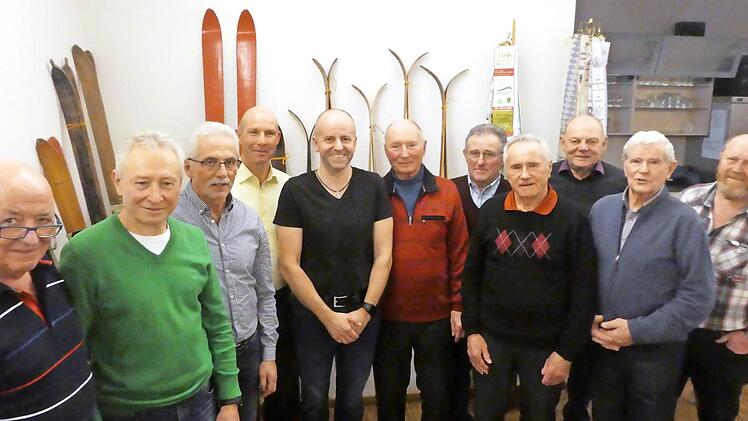 Erinnerungen an alte Zeiten tauschten die "Weissebrönner Skifahrer" aus (von links): Gustav Schrenk, Werner Müller, Alfred Gundelach, Ewald Simon, Michael Schrenk, Helmut Simon, Liborius Schmitt, Florian Schneider, Josef Eisenmann, Hans Schrenk und Theo Abert.  Foto: Marion Eckert