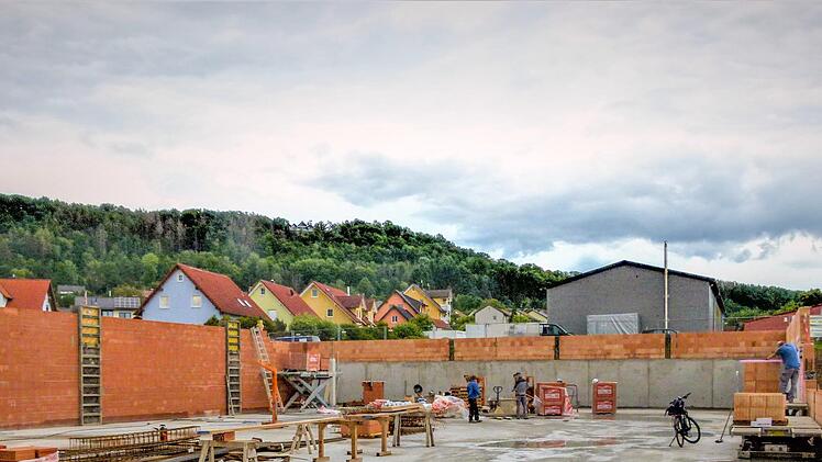 Die Rohbauarbeiten beim neuen Norma-Fachmarktzentrum laufen nach dem Abbruch des alten Rewe-Marktes auf Hochtouren.Werner Reißaus