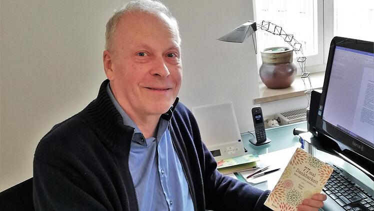 Rainer Haak hält das erste Buch der dreibändigen Reihe, "77 mal Dankbarkeit" aus dem Jahr 2018, in den Händen. Foto: Archiv/Sigismund von Dobschütz
